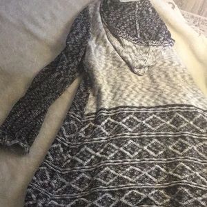 Knee-length sweater in black and white